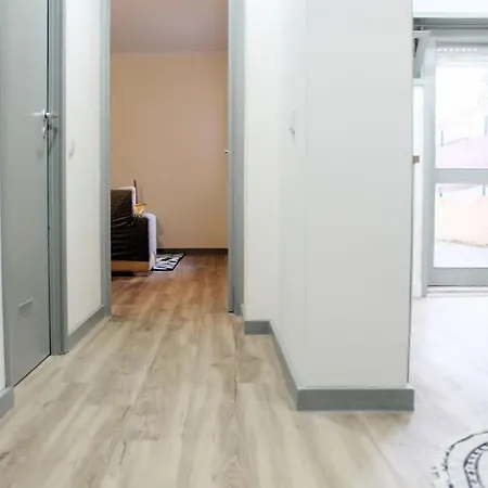 Lovling And Friendly With Terrace * Porto