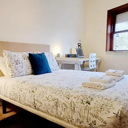 Lovling And Friendly With Terrace Apartmán